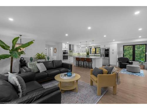 3169 King Street, Vineland, ON - Indoor Photo Showing Living Room