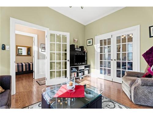 64 Florence Street, Hamilton, ON - Indoor Photo Showing Living Room