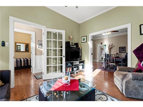 64 Florence Street, Hamilton, ON - Indoor Photo Showing Living Room