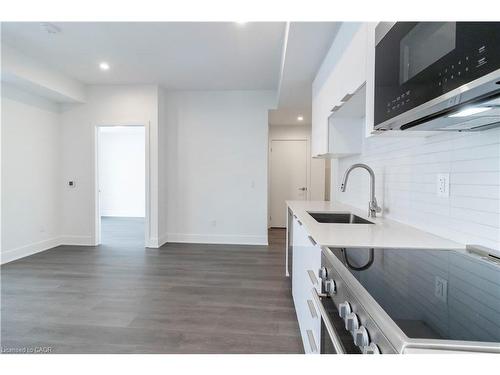 2910-25 Wellington Street S, Kitchener, ON - Indoor Photo Showing Kitchen With Upgraded Kitchen