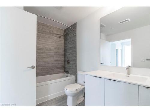 2910-25 Wellington Street S, Kitchener, ON - Indoor Photo Showing Bathroom