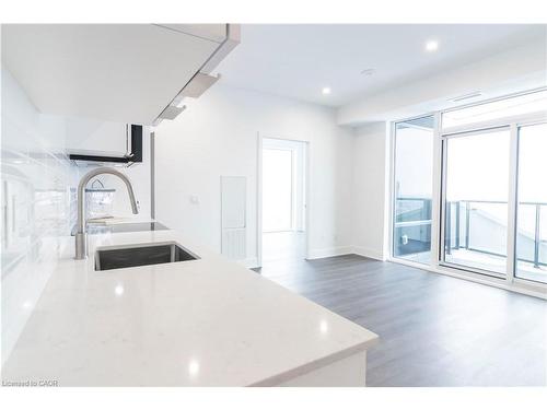 2910-25 Wellington Street S, Kitchener, ON - Indoor Photo Showing Kitchen