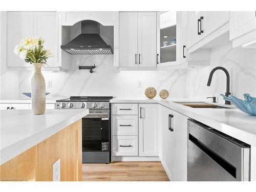 40 Westaway Place, Hamilton, ON - Indoor Photo Showing Kitchen With Upgraded Kitchen