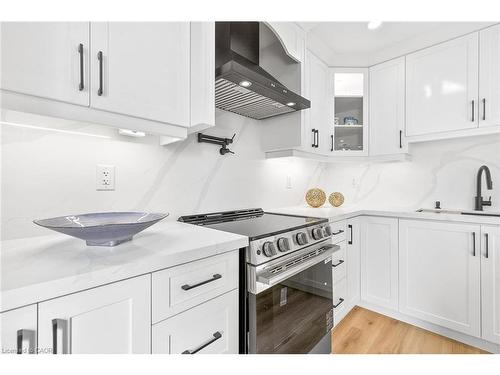 40 Westaway Place, Hamilton, ON - Indoor Photo Showing Kitchen With Upgraded Kitchen