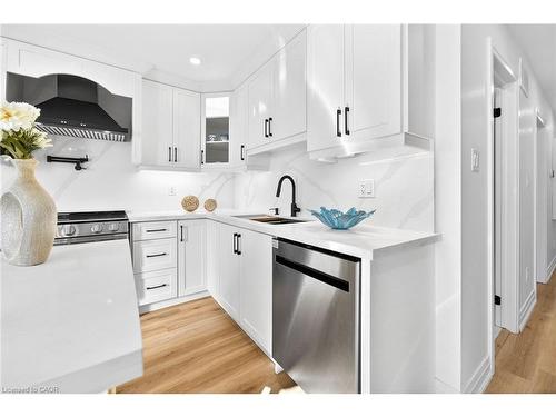 40 Westaway Place, Hamilton, ON - Indoor Photo Showing Kitchen With Upgraded Kitchen