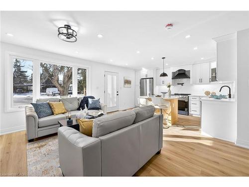 40 Westaway Place, Hamilton, ON - Indoor Photo Showing Living Room