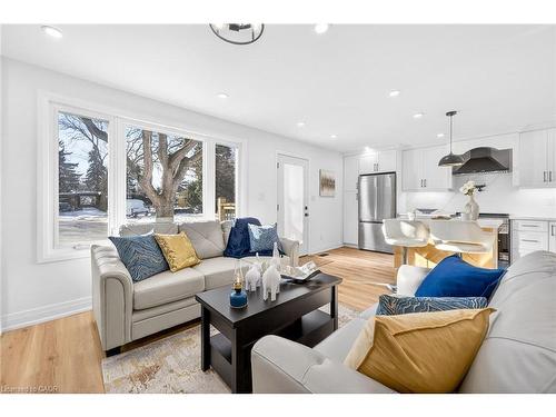 40 Westaway Place, Hamilton, ON - Indoor Photo Showing Living Room