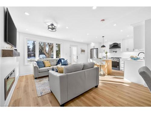 40 Westaway Place, Hamilton, ON - Indoor Photo Showing Living Room