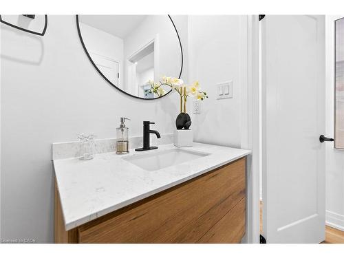 40 Westaway Place, Hamilton, ON - Indoor Photo Showing Bathroom