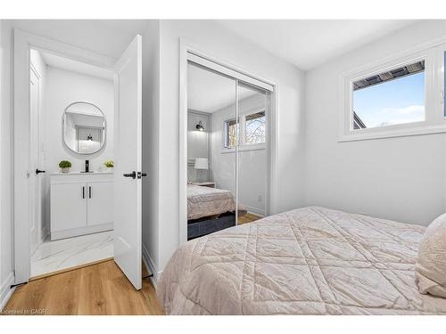 40 Westaway Place, Hamilton, ON - Indoor Photo Showing Bedroom