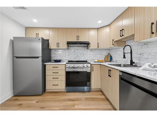 40 Westaway Place, Hamilton, ON - Indoor Photo Showing Kitchen