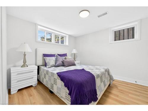 40 Westaway Place, Hamilton, ON - Indoor Photo Showing Bedroom