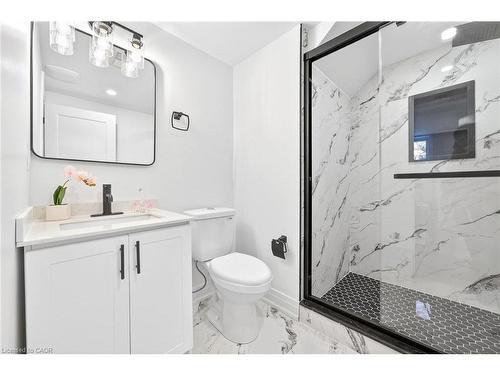 40 Westaway Place, Hamilton, ON - Indoor Photo Showing Bathroom