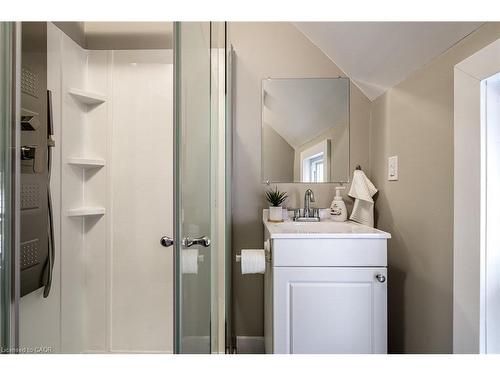 100 Sherman Avenue N, Hamilton, ON - Indoor Photo Showing Bathroom