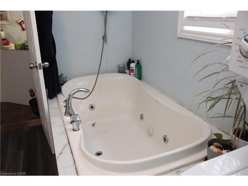 31 Nanticoke Valley Road, Norfolk, ON - Indoor Photo Showing Bathroom
