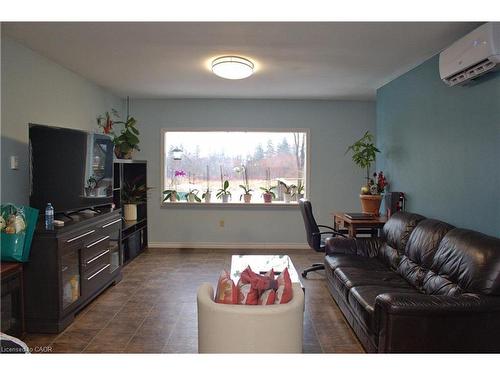 31 Nanticoke Valley Road, Norfolk, ON - Indoor Photo Showing Living Room