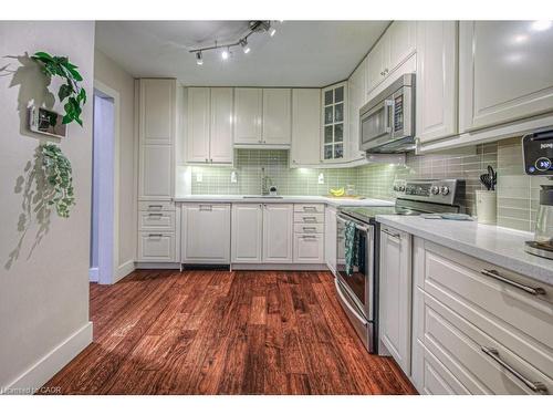 154 St Andrews Drive, Hamilton, ON - Indoor Photo Showing Kitchen With Upgraded Kitchen