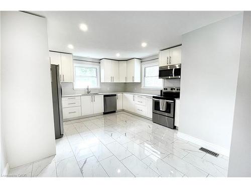 557 Lake Street, St. Catharines, ON - Indoor Photo Showing Kitchen