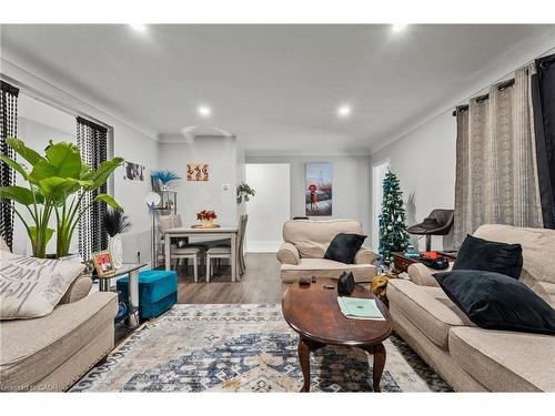 557 Lake Street, St. Catharines, ON - Indoor Photo Showing Living Room
