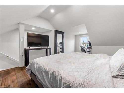 373 Emerald Street N, Hamilton, ON - Indoor Photo Showing Bedroom
