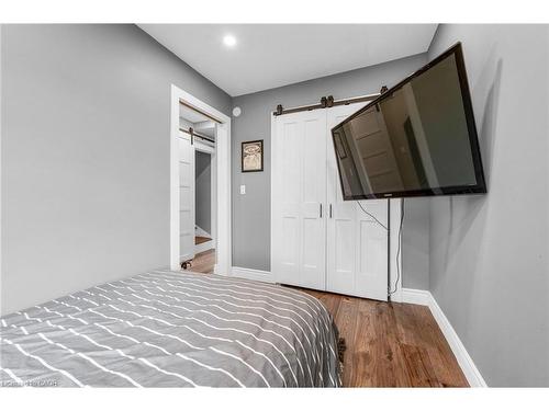 373 Emerald Street N, Hamilton, ON - Indoor Photo Showing Bedroom