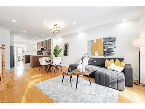 7186 Triumph Lane, Mississauga, ON - Indoor Photo Showing Living Room