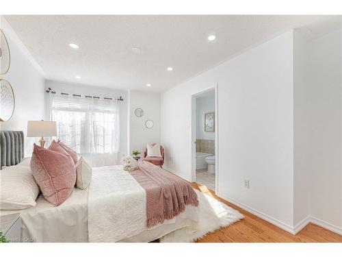7186 Triumph Lane, Mississauga, ON - Indoor Photo Showing Bedroom