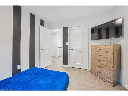 7 Forest Creek Drive, Kitchener, ON - Indoor Photo Showing Bedroom