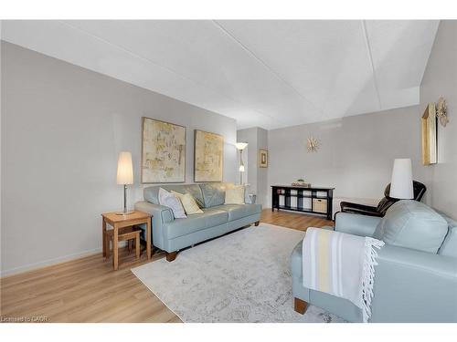 220-198 Scott Street, St. Catharines, ON - Indoor Photo Showing Living Room
