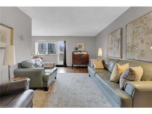 220-198 Scott Street, St. Catharines, ON - Indoor Photo Showing Living Room