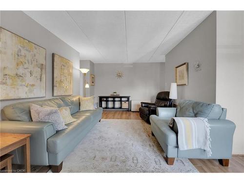 220-198 Scott Street, St. Catharines, ON - Indoor Photo Showing Living Room