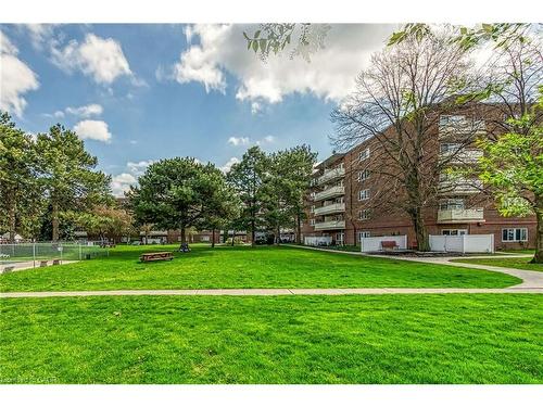 220-198 Scott Street, St. Catharines, ON - Outdoor