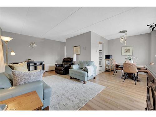 220-198 Scott Street, St. Catharines, ON - Indoor Photo Showing Living Room