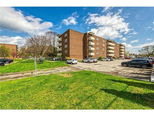 220-198 Scott Street, St. Catharines, ON - Outdoor