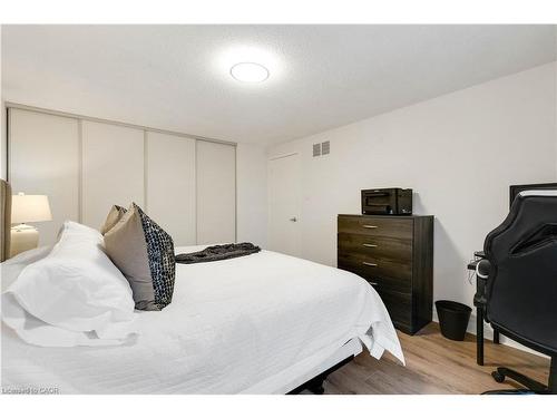 4208 Stonemason Crescent, Mississauga, ON - Indoor Photo Showing Bedroom