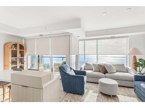 1207-370 Martha Street, Burlington, ON - Indoor Photo Showing Living Room