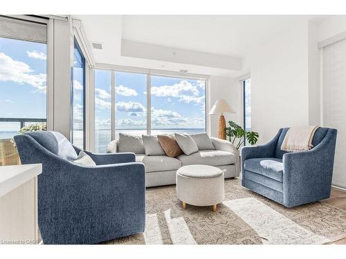 1207-370 Martha Street, Burlington, ON - Indoor Photo Showing Living Room