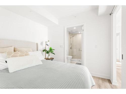 1207-370 Martha Street, Burlington, ON - Indoor Photo Showing Bedroom