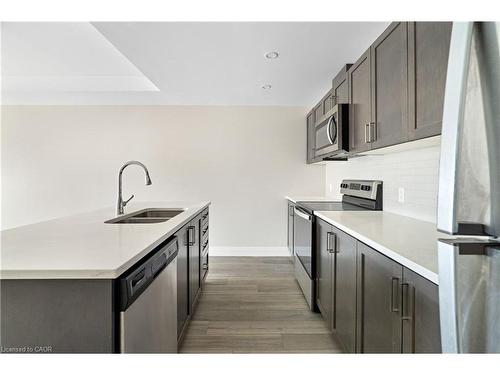 214-5 Wake Robin Drive, Kitchener, ON - Indoor Photo Showing Kitchen With Double Sink With Upgraded Kitchen