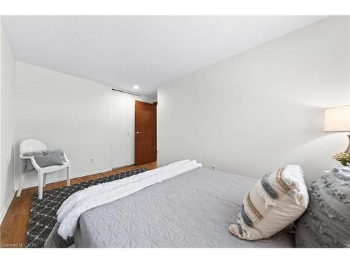 614 Elgin Street N, Cambridge, ON - Indoor Photo Showing Bedroom