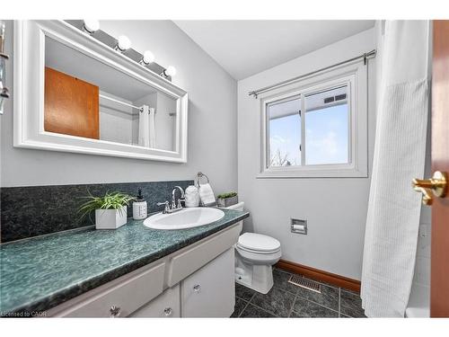 614 Elgin Street N, Cambridge, ON - Indoor Photo Showing Bathroom