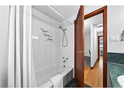 614 Elgin Street N, Cambridge, ON - Indoor Photo Showing Bathroom