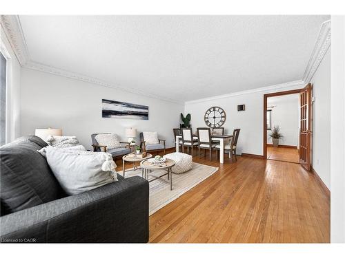 614 Elgin Street N, Cambridge, ON - Indoor Photo Showing Living Room