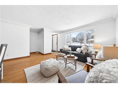 614 Elgin Street N, Cambridge, ON - Indoor Photo Showing Living Room