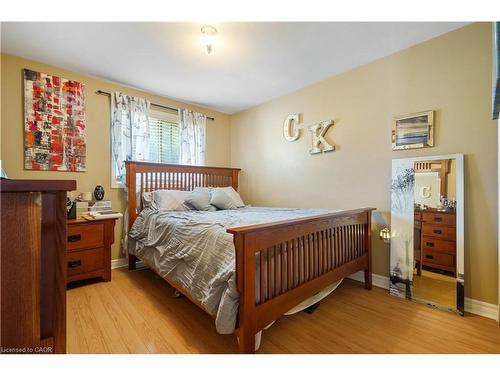 10 Glen Eden Court, Hamilton, ON - Indoor Photo Showing Bedroom