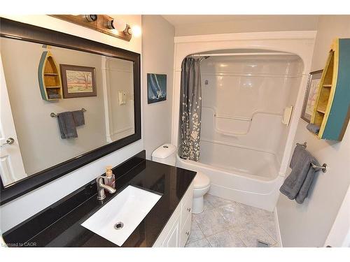 65 Rolston Drive, Hamilton, ON - Indoor Photo Showing Bathroom
