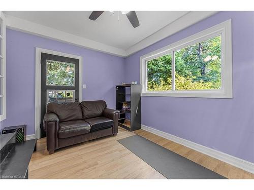 323 Regional 20 Road, Pelham, ON - Indoor Photo Showing Living Room