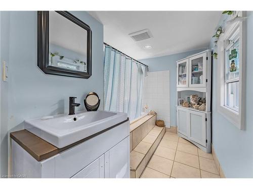 323 Regional 20 Road, Pelham, ON - Indoor Photo Showing Bathroom