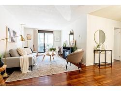 205-23 Main Street  Dundas, ON L9H 2P7