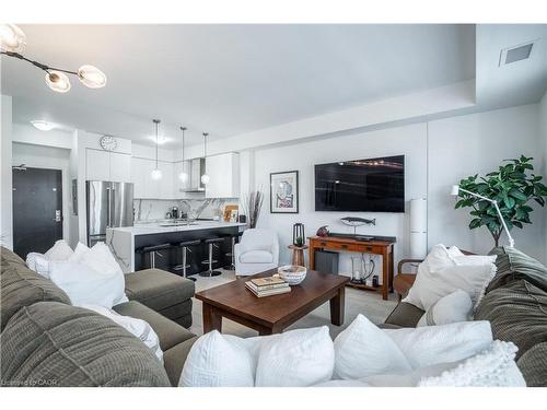 303-263 Georgian Drive, Oakville, ON - Indoor Photo Showing Living Room